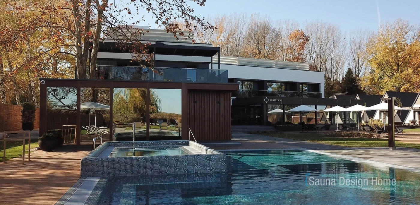 szaunház és medence csábító képe