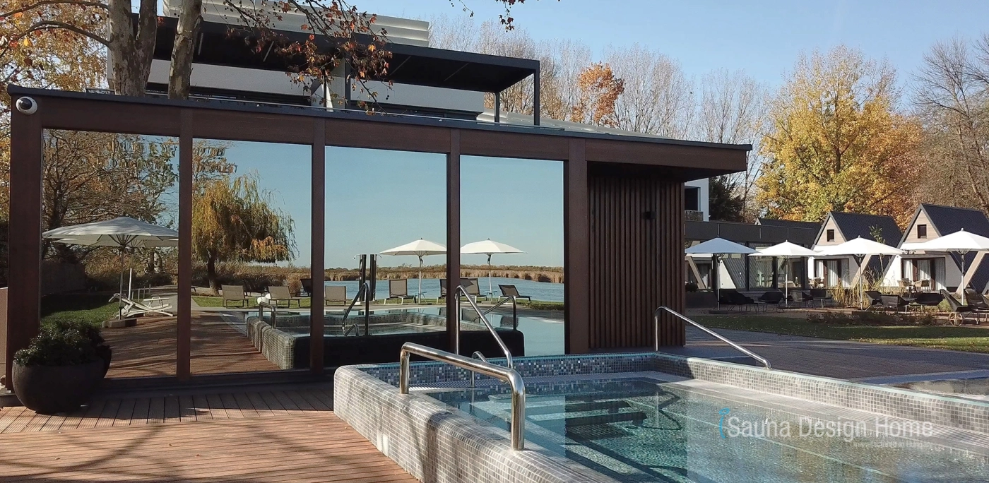 szaunház és medence csábító képe